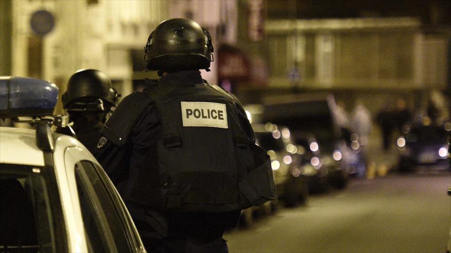 Agentes de la Policía francesa vigilan una de las zonas donde se llevaron a cabo los atentados de París, la capital francesa, 13 de noviembre de 2015.