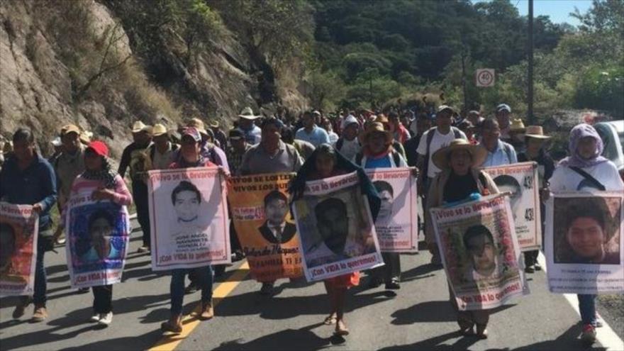 Estudiantes de Ayotzinapa, padres de los 43 estudiantes desparecidos y docentes de la Ceteg marchan en apoyo a los 43 estudiantes desaparecidos, 13 de noviembre de 2015.
