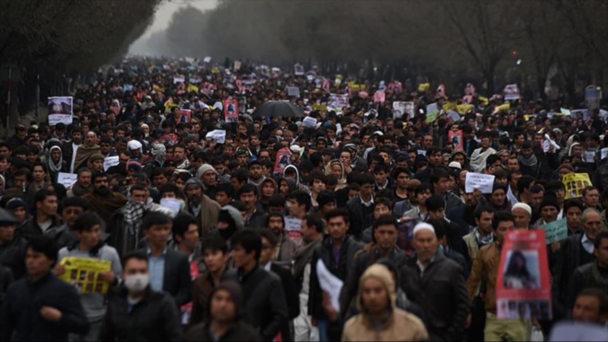 Afganos salen a las calles de la capitalina ciudad de Kabul en protesta contra la decapitación de siete chiíes, 11 de noviembre de 2015.