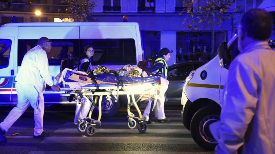 Personal médico transporta a una de las víctimas de los atentados de París, la capital francesa, 13 de noviembre de 2015.
