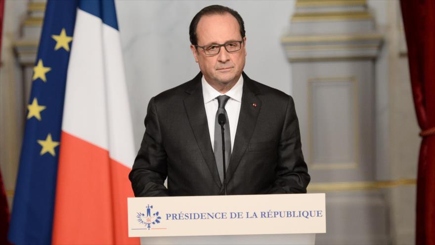 El presidente de Francia, François Hollande, habla en el palacio del Elíseo en París (capital) tras una reunión de seguridad. 14 de noviembre de 2015