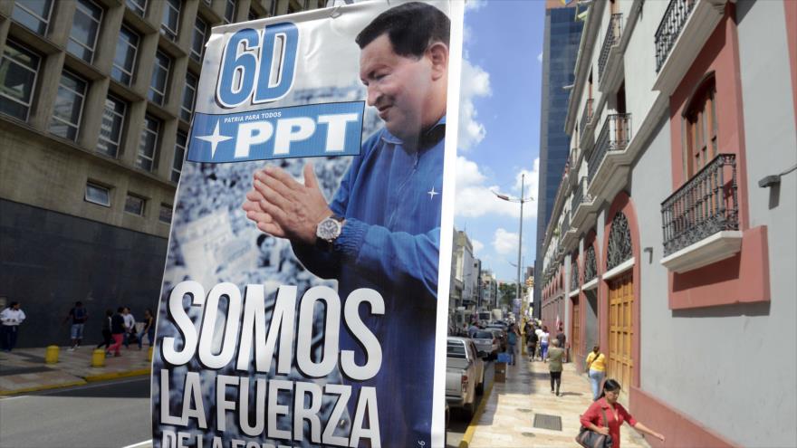 Un cartel de propaganda electoral que representa al presidente fallecido de Venezuela Hugo Chávez, Caracas. 13 de noviembre de 2015