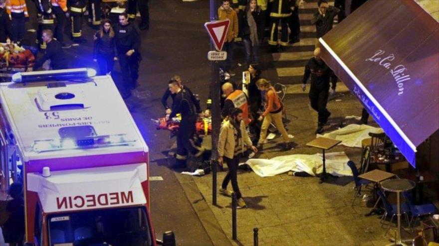 La policía en plena tarea de rescate en el teatro Le Bataclan, uno de los blancos terroristas en París, capital francesa. 13 de noviembre de 2015