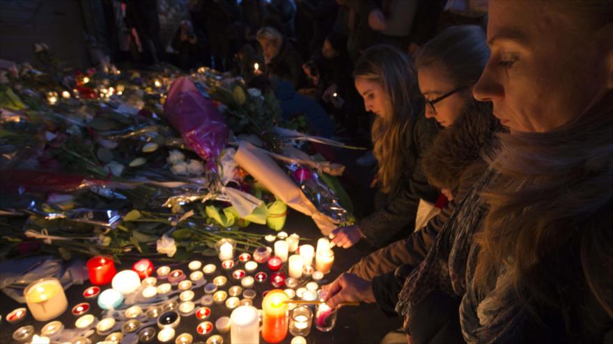 Los ciudadanos franceses encienden velas en memoria de las víctimas de los ataques terroristas ocurridos en París (capital). 14 de noviembre de 2015