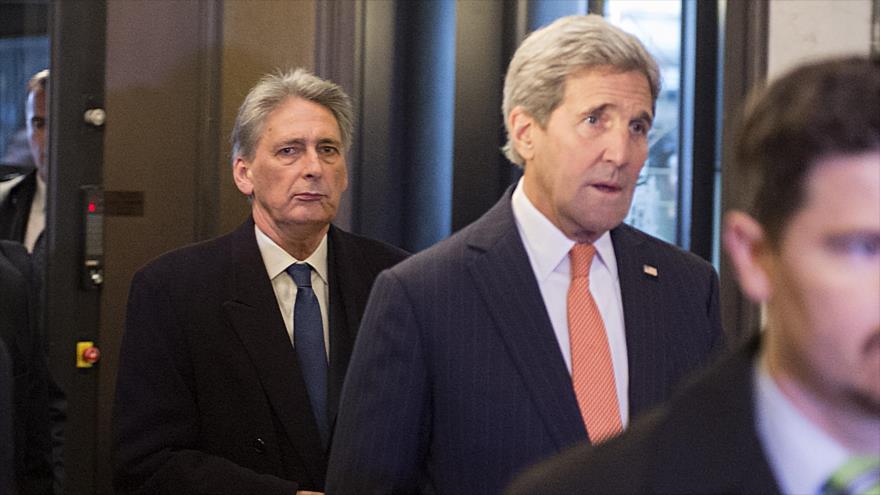 El secretario de Estado de EE.UU., John Kerry (centro), y el canciller británico, Philip Hammond. 14 de noviembre de 2015.