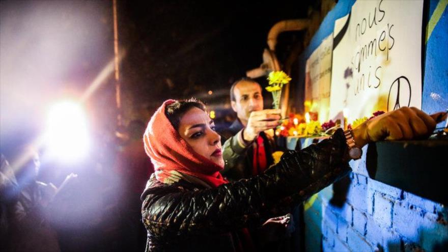 Iraníes se reúnen frente a la embajada de Francia en Teherán, capital persa, para expresar su solidaridad con el pueblo francés. 14 de noviembre de 2015