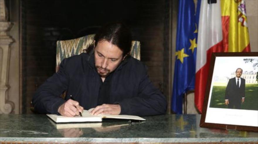 Pablo Iglesias, firmando el libro de condolencias en la embajada francesa en Madrid.14 de noviembre de 2015