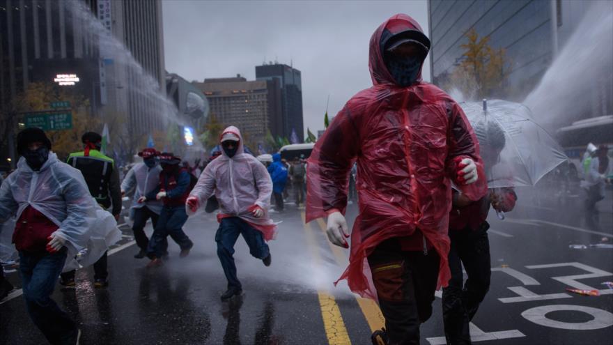 Policía de Corea del Sur utiliza cañones de agua para dispersar a los manifestantes antigubernamentales. 14 de noviembre de 2015