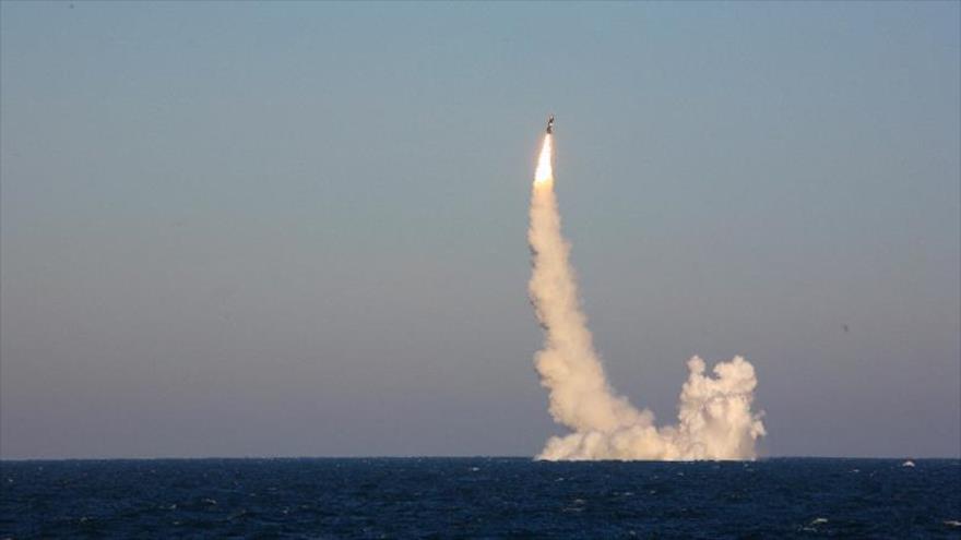 Lanzamiento submarino de un misil intercontinental ruso Bulava.