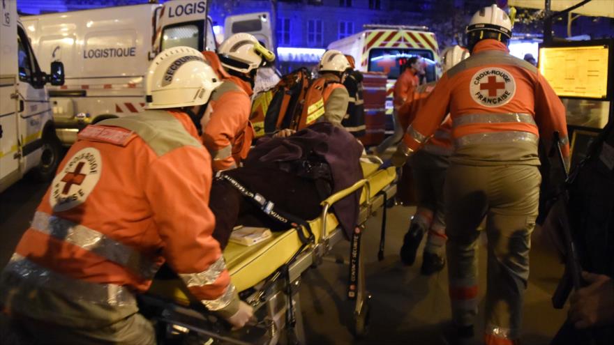 Personal médico transporta a una de las víctimas de los atentados de París, capital francesa. 13 de noviembre de 2015