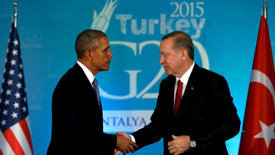 El presidente estadounidense, Barack Obama (izda.) y su homólogo turco, Recep Tayyip Erdogan, estrechan la mano tras una conferencia ante los periodistas en Antalya, ciudad de Turquía, donde se celebra la cumbre del G20, 15 de noviembre de 2015.