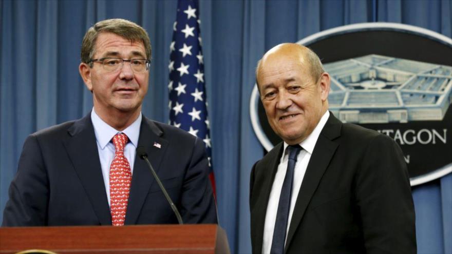 El secretario de Defensa estadounidense, Ashton Carter (izda.) junto a su homólogo francés, Jean-Yves Le Drian, tras una conferencia de prensa conjunta en el Pentágono, 6 de julio de 2015.