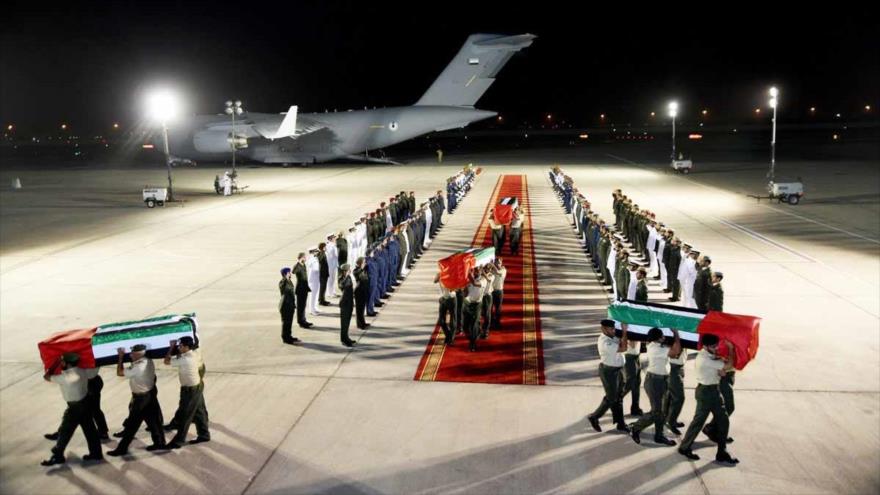 Los cadáveres de los soldados emiratíes muertos en Yemen llegan al aeropuerto de Abu Dabi, capital.