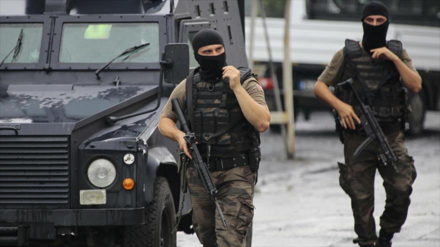 Dos miembros del cuerpo de las fuerzas especiales turcas revisan los alrededores de una estación policial.