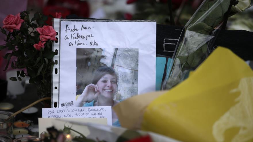 La foto de una de las víctimas de los atentados terroristas de París, capital francesa.
