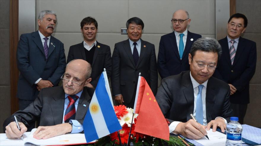 El presidente de Nucleoeléctrica Argentina (NASA), José Luis Antunez (izda.), y el titular de la firma nuclear china CNNC, Quian Zhimin, firman acuerdos para construir centrales nucleares en el país sudamericano. 15 de noviembre de 2015