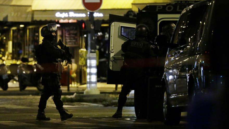 Fuerzas de seguridad francesas desplegadas en los alrededores de uno de los restaurantes objetivo de los atentados de París.