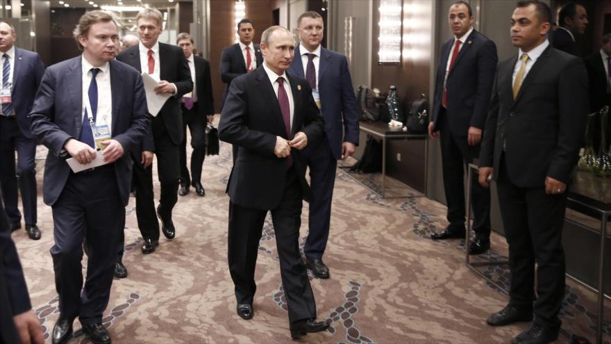El presidente de Rusia, Vladimir Putin, entra la sala de Cumbre de G-20 en la ciudad turca de Antalya (suroeste), 16 de noviembre de 2015.