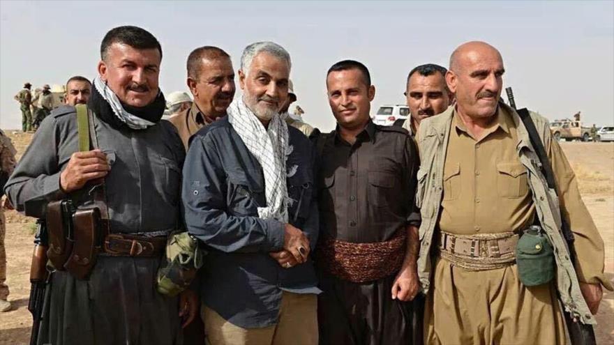 El comandante de las Fuerzas de Quds, el general de división Qasem Soleimani (2.º por izda.), junto a las fuerzas populares kurdas en Irak.