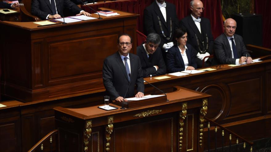 El presidente de Francia, François Hollande, ofrece un discurso ante el Parlamento de Francia en el palacio de Versalles, 16 e noviembre de 2015.