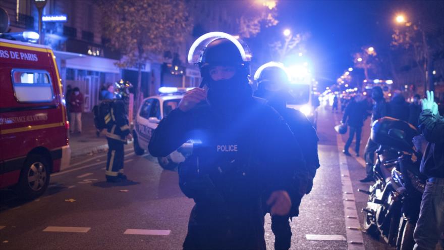 Policía desplegados en las afueras del teatro Bataclan en París, Francia. 13 de noviembre de 2015