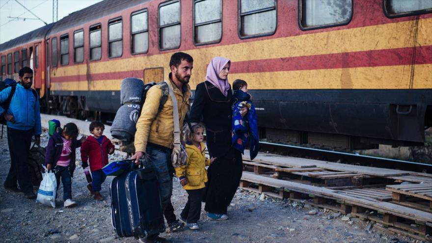 Los refugiados y migrantes se preparan a subir a un tren con destino a Serbia después de cruzar la frontera greco-macedonia cerca de Gevgelija. 16 de noviembre de 2015