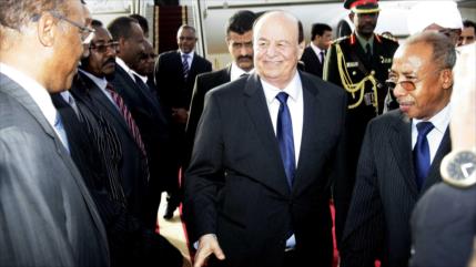 Expresidente fugitivo yemení aterriza en Adén para supervisar ofensivas contra Ansarolá