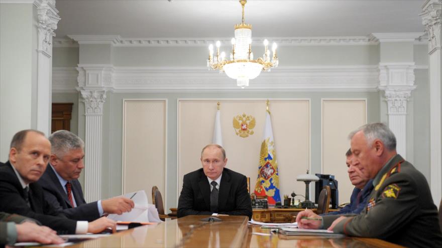 El presidente ruso, Vladimir Putin (centro), reunido en 2012 con máximos responsables de seguridad del Kremlin. De izda. a dcha., el director del Servicio Federal de Seguridad, Aleksandr Bortnikov, el ministro del Interior, Vladimir Kolokoltsev, el entonces ministro de Defensa, Anatoli Serdiukov y el jefe de Estado Mayor, general Nikolai Makarov, 17 de octubre de 2012.