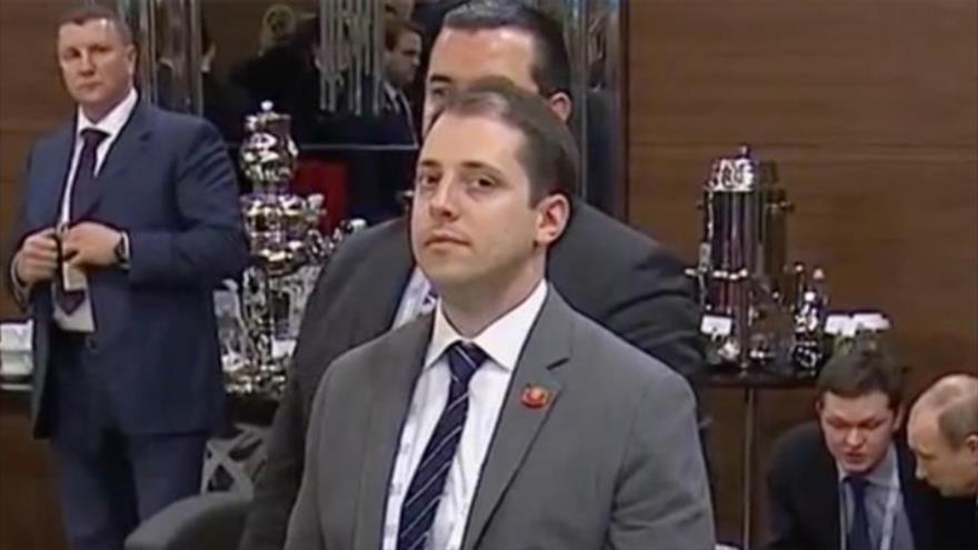 Extraño hombre que intentó espiar a los presidentes de Rusia y EE.UU., Vladimir Putin y Barack Obama, respectivamente, durante la cumbre del G20 en Antalya, suroeste de Turquía.