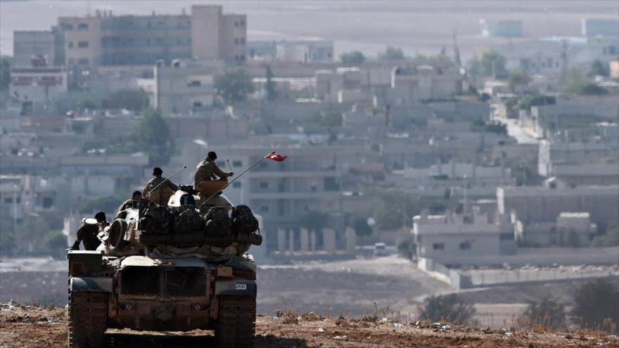 Un tanque del Ejército de Turquía a 2 kilómetros de distancia de la frontera turco-siria.