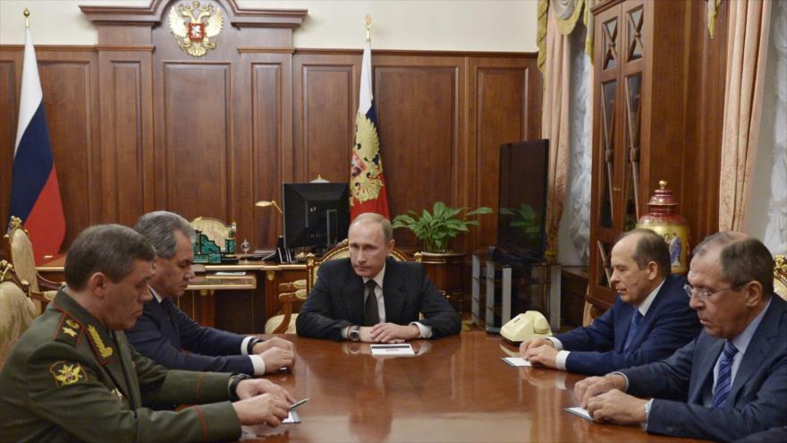 De izqda. a dcha.: el jefe del Estado Mayor de Rusia, el general Valery Gerasimov; el ministro de Defensa, Serguei Shoigu; el presidente ruso, Vladimir Putin; el director del Servicio de Seguridad Federal (FSB), Alexander Bortnikov; y el ministro de Exteriores, Serguei Lavrov, en una reunión, 17 de noviembre de 2015.