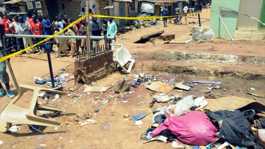 La gente mira el lugar arruinado por una bomba doble en la ciudad central de Jos en Nigeria, 6 de julio de 2015.
