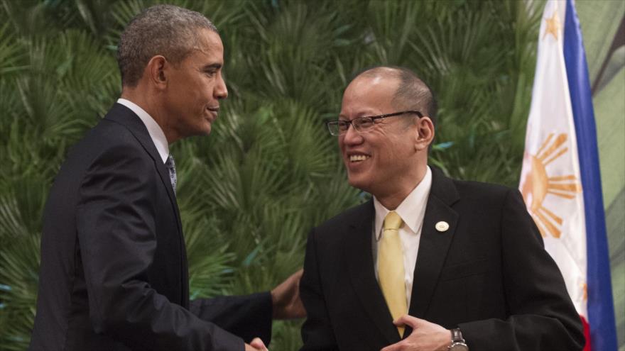 El presidente de EE.UU., Barack Obama (izda.) y su homólogo filipino, Benigno Aquino, en una visita al margen de la cumbre de APEC en Manila, capital de Filipinas. 18 de noviembre de 2015