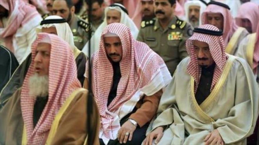 El rey saudí, Salman bin Abdulaziz Al Saud (derecha) participa en un rezo cuyo orador es el gran muftí saudí Abdulaziz bin Abdolá Al al-Sheij (primero desde izquierda).