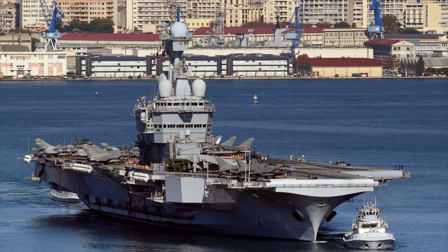 El portaaviones francés Charles de Gaulle zarpa del puerto de Toulon, en el sureste de Francia, 18 de noviembre de 2015.
