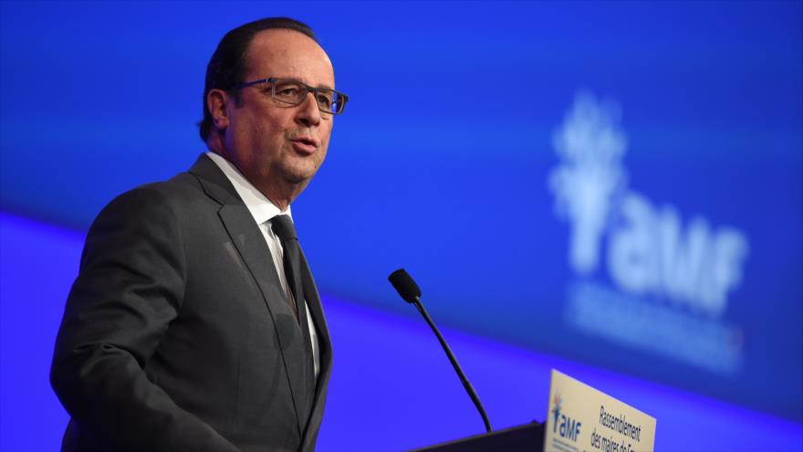 El presidente francés, François Hollande, ofrece un discurso ante la asamblea de alcaldes celebrada en París, 18 de noviembre de 2015.