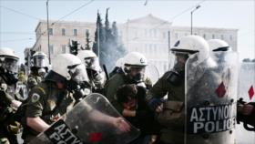 Miles de agricultores griegos protestan contra subida de impuestos