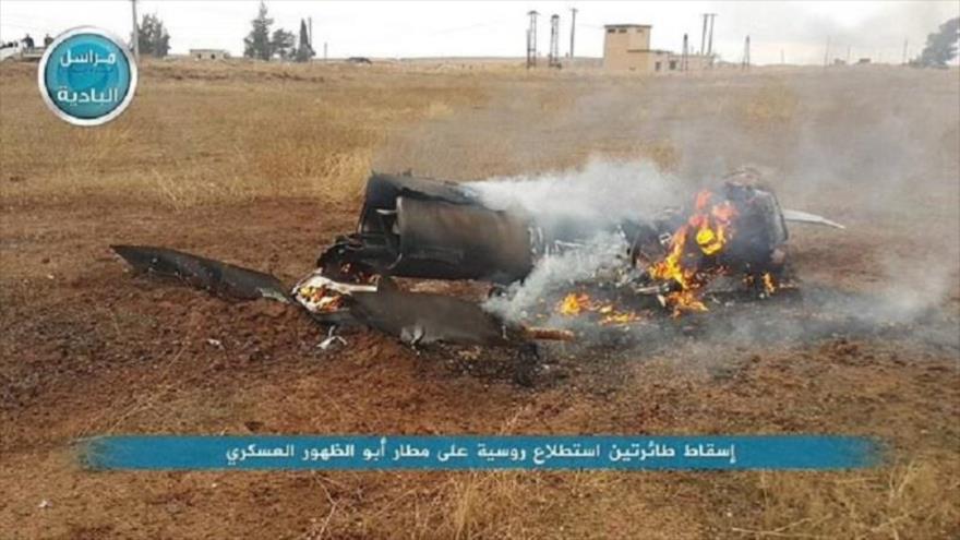 Una imagen publicada el 17 de noviembre de 2015 por Faro Blanco, red mediática de Frente Al-Nusra que muestra los restos de un avión en llamas después de que esta banda alega haber derribado dos drones rusos en la provincia siria de Idlib.