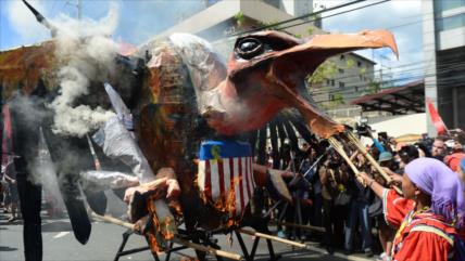 Policía filipina dispersa con mano dura protesta contra la APEC