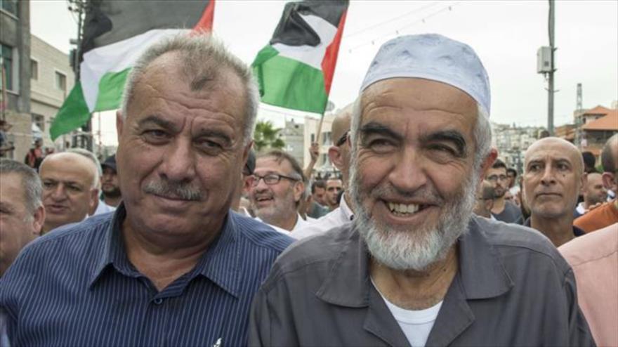 Líder de la facción norte del Movimiento Islámico, el sheij Raed Salah (dcha.), participa en una gran manifestación en la ciudad de Sajnin en Galilea (norte de los territorios ocupados palestinos). 18 de octubre de 2015