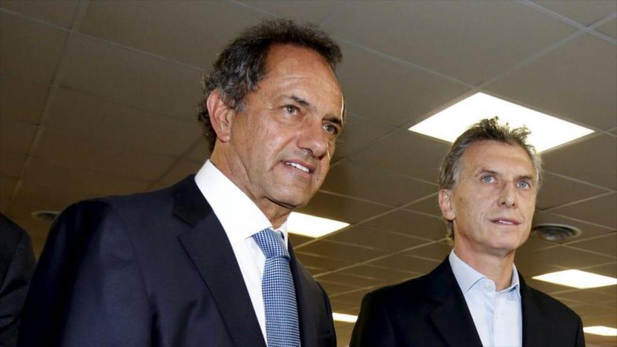 El oficialista Daniel Scioli (izda.) y su rival conservador Mauricio Macri, aspirantes a la Presidencia de Argentina.