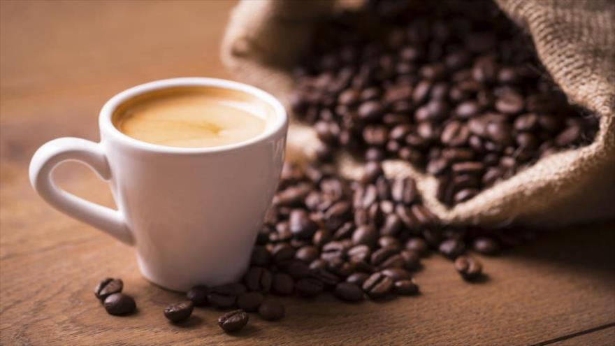 Tomar entre 3 y 5 tazas de café al día reduciría probabilidades de muerte prematura, según un nuevo estudio.