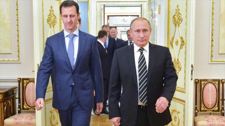 El presidente sirio, Bashar al-Asad (izda.) y su homólogo ruso, Vladimir Putin, en un encuentro en Kremlin, Moscú (capital de Rusia).