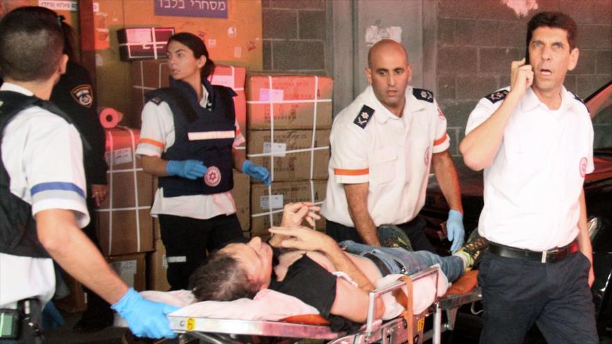 Un hombre israelí herido es evacuado del lugar donde se ha producido un ataque a tiros en la ocupada Cisjordania, 19 de noviembre de 2015. 