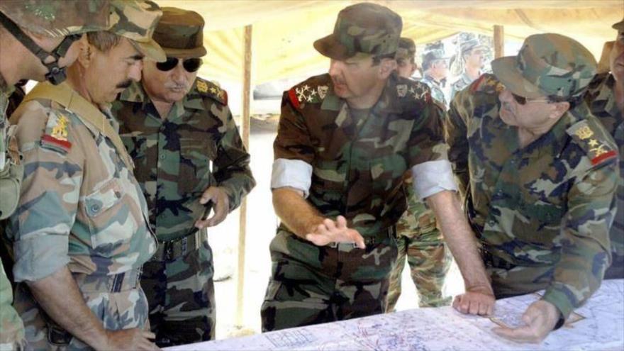 El presidente de Siria, Bashar al-Asad, junto a los altos comandantes del Ejército.