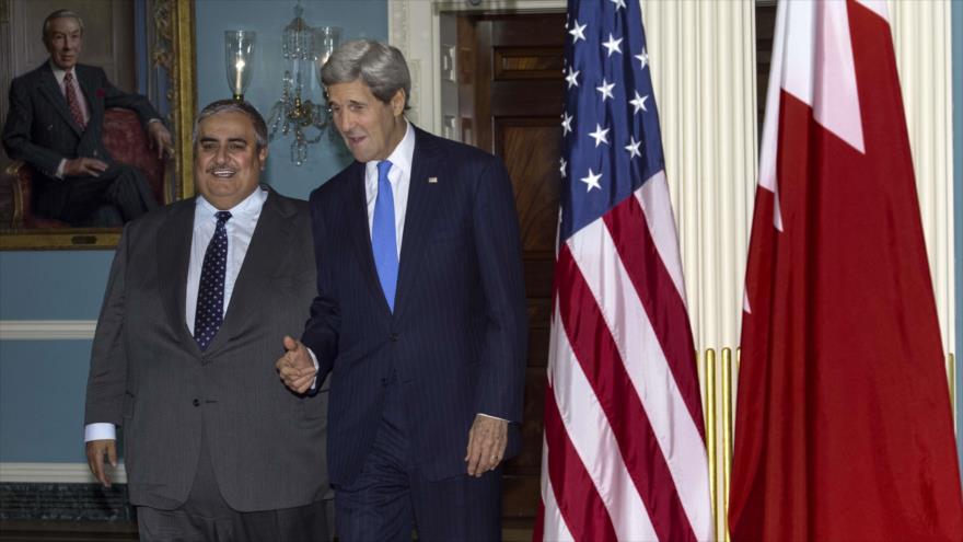 El canciller bareiní, Jalid Bin Ahmad Al Jalifa (izqd.), se reúne en Washington con su par estadounidense, John Kerry, 19 de noviembre de 2015.