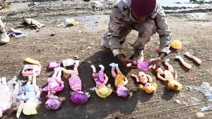 Un policía iraquí muestra bombas desactivadas colocadas en muñecas en la carretera que une la ciudad de Baquba a la capital de Irak, Bagdad, 19 de noviembre de 2015.