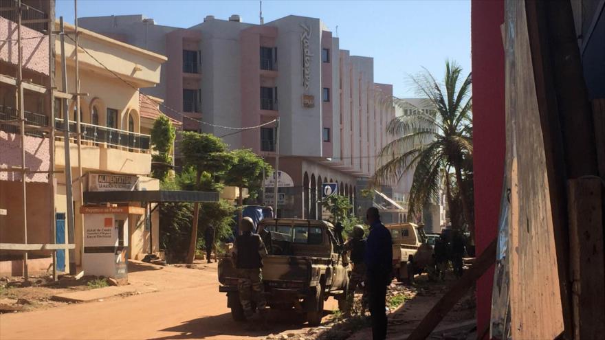 Hombres armados atacan un hotel en Malí y retienen a 170 rehenes