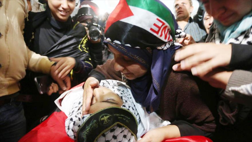 Madre de una víctima palestina besa su hijo muerto en un ataque israelí.