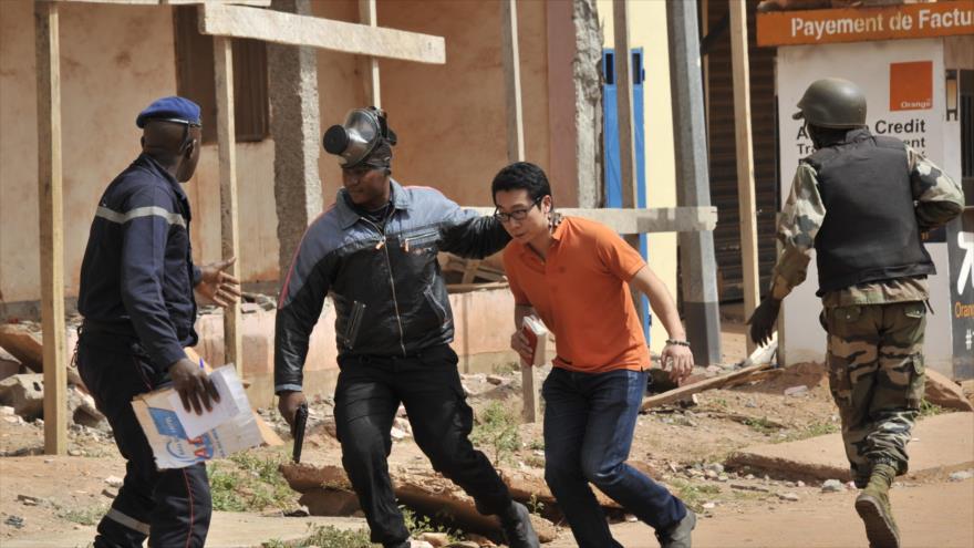 Las fuerzas de seguridad de Malí evacuan a un hombre de un área rodeando el hotel Radisson en el Bamako, capital maliense. 20 de noviembre de 2015